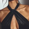 Adriana fløyelsmaxikjole med halterneck i jet-svart
