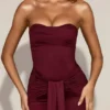 Aisra sateng Peekaboo bandeau drapert kjole i vinrød