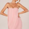 Alessandra bandeau-drapert minikjole i blushrosa