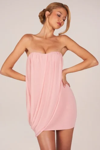 Alessandra bandeau-drapert minikjole i blushrosa