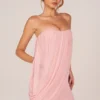 Alessandra bandeau-drapert minikjole i blushrosa