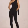 Alira Modal jumpsuit med én skulder i svart