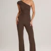 Alouette Modal jumpsuit med én skulder i sjokoladebrun