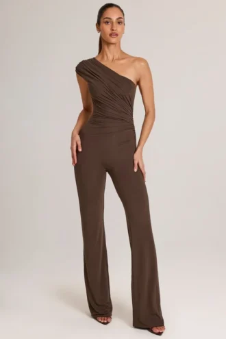 Alouette Modal jumpsuit med én skulder i sjokoladebrun