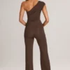 Alouette Modal jumpsuit med én skulder i sjokoladebrun