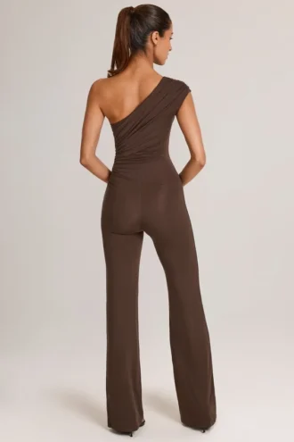 Alouette Modal jumpsuit med én skulder i sjokoladebrun