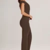 Alouette Modal jumpsuit med én skulder i sjokoladebrun