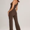 Alouette Modal jumpsuit med én skulder i sjokoladebrun