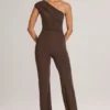 Alouette Modal jumpsuit med én skulder i sjokoladebrun