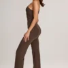 Alouette Modal jumpsuit med én skulder i sjokoladebrun