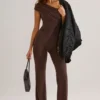 Alouette Modal jumpsuit med én skulder i sjokoladebrun