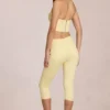 Anessa Capri-jeans med middels høy midje i sitrongul