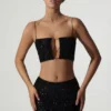 Ariana pyntet crop-top med utskjæringer i svart