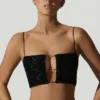 Ariana pyntet crop-top med utskjæringer i svart
