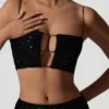 Ariana pyntet crop-top med utskjæringer i svart