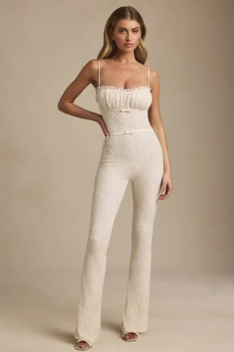 Arlena jumpsuit med blonder og sløyfe i elfenben