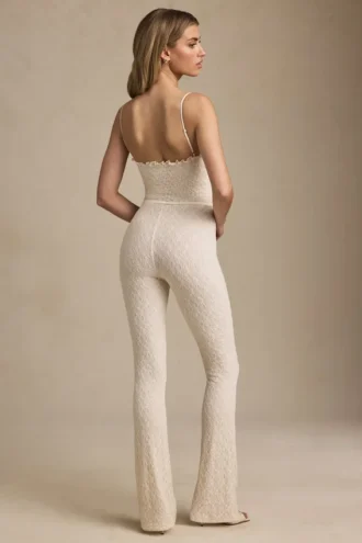 Arlena jumpsuit med blonder og sløyfe i elfenben