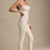 Arlena jumpsuit med blonder og sløyfe i elfenben