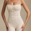 Arlena jumpsuit med blonder og sløyfe i elfenben