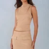 Aurelle turtleneck-top i imitert semsket skinn i tan