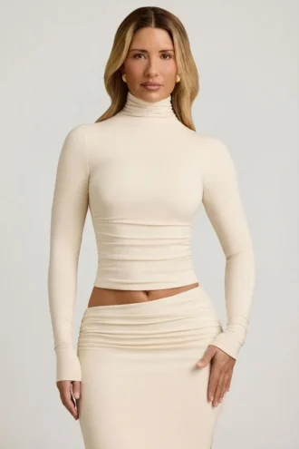 Auri Modal Ruched Backless Turtleneck Top i elfenben