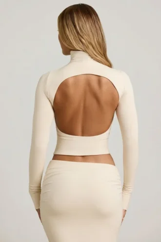 Auri Modal Ruched Backless Turtleneck Top i elfenben