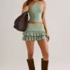 Azaria Modal Ruffle Mid-Rise Mini Skort i salviegrønn