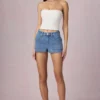 Beata shorts med høy midje og A-linje i midtblå vask