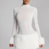 Belladonna minikjole med turtleneck og fuskepels i hvitt