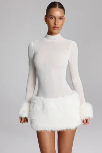 Belladonna minikjole med turtleneck og fuskepels i hvitt