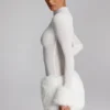 Belladonna minikjole med turtleneck og fuskepels i hvitt