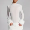 Belladonna minikjole med turtleneck og fuskepels i hvitt