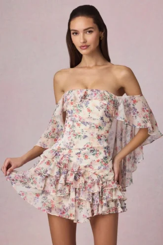 Birdie off-shoulder minikjole med volanger i primrose blomstertrykk