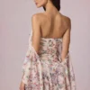 Birdie off-shoulder minikjole med volanger i primrose blomstertrykk