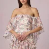 Birdie off-shoulder minikjole med volanger i primrose blomstertrykk