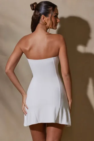 Brielle minikjole med bandeau-utringning i hvitt