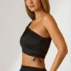 Brisa asymmetrisk crop-top med rynker i svart