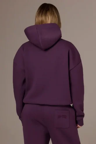 Brodert oversized hettegenser i fargen Plum