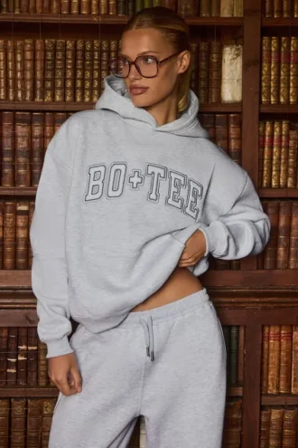 Brodert oversized hettegenser i grå melert