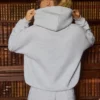 Brodert oversized hettegenser i grå melert