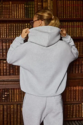 Brodert oversized hettegenser i grå melert