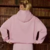 Brodert oversized hettegenser i pudderrosa