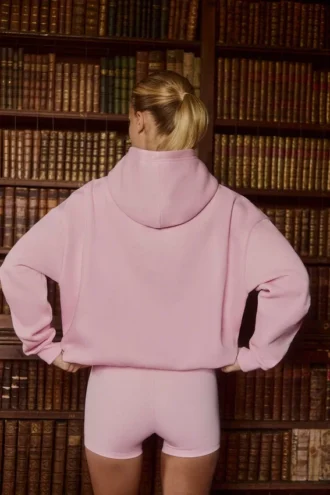 Brodert oversized hettegenser i pudderrosa