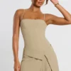 Bruna vevd twill-minikjole med plissering og krysset snitt i taupe