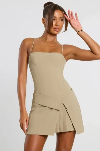 Bruna vevd twill-minikjole med plissering og krysset snitt i taupe