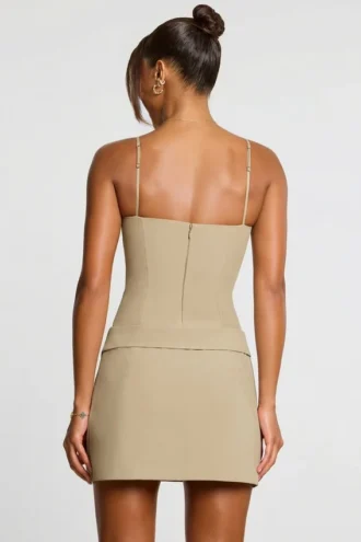 Bruna vevd twill-minikjole med plissering og krysset snitt i taupe