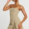 Bruna vevd twill-minikjole med plissering og krysset snitt i taupe
