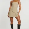 Bruna vevd twill-minikjole med plissering og krysset snitt i taupe