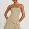 Bruna vevd twill-minikjole med plissering og krysset snitt i taupe