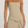 Bruna vevd twill-minikjole med plissering og krysset snitt i taupe